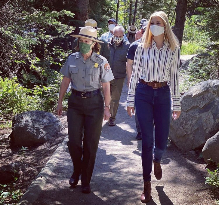 Узкие джинсы + рубашка в полоску: Иванка Трамп в национальном парке Роки-Маунтин