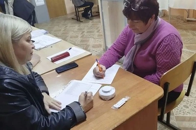 В Белогорске выдают пожарные извещатели на участках