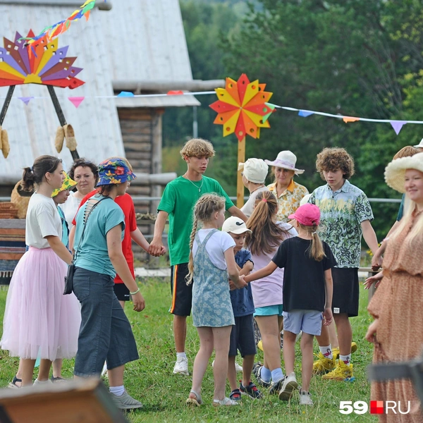 Актеры массовых сцен водят хороводы | Источник: Ирина Тропина / 59.RU