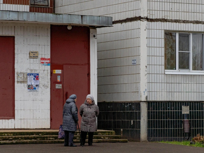 Местные жители непринужденно беседуют у аккуратных подъездов | Источник: Кирилл Поверинов / 76.RU