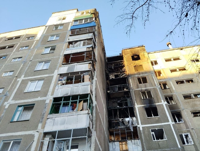 Почерневшие дома без окон, всё в осколках. Фотографии из Курска после ночной атаки | www.fontanka.ru