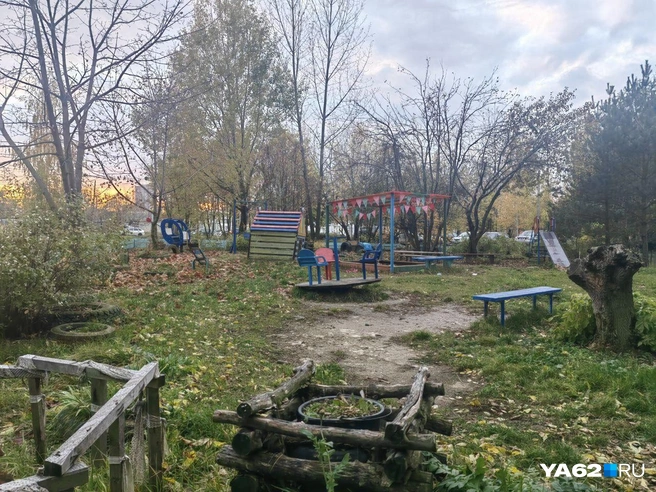 Детская площадка на аллее Жириновского похожа на самодельную | Источник: Кристина Мельникова / YA62.RU