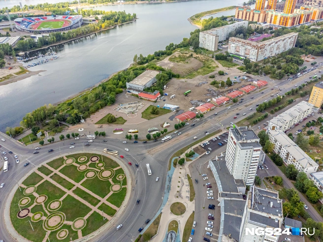 Сейчас постройки ближе к Енисею уже снесли, пока там пустырь | Источник: Артем Ленц / NGS24.RU