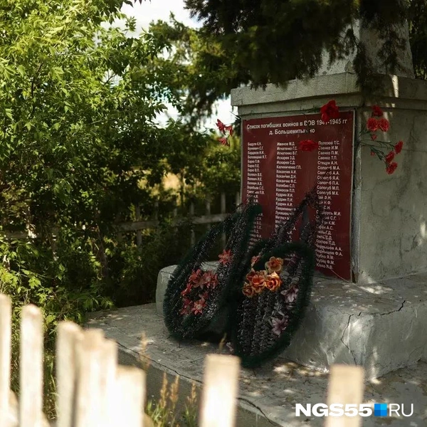 Заметно, что за памятником давно не ухаживали | Источник: Евгений Софийчук / NGS55.RU