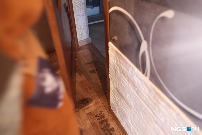 Александр отмечает: из-за аварии под его домом у него разбухли двери и вспучило линолеум | Источник: Андрей Бортко / NGS.RU