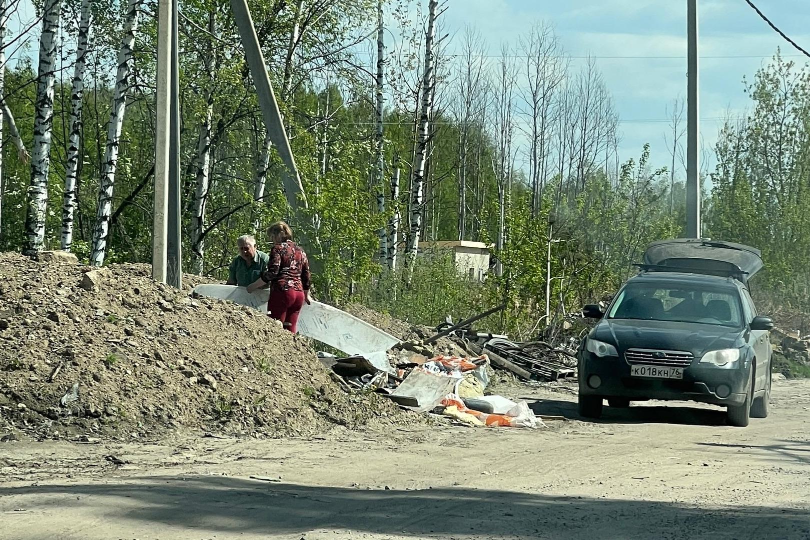 На улице Камышовой образовалась свалка мусора: кто уберет её, кто  ответственный - 14 сентября 2023 - 76.ру