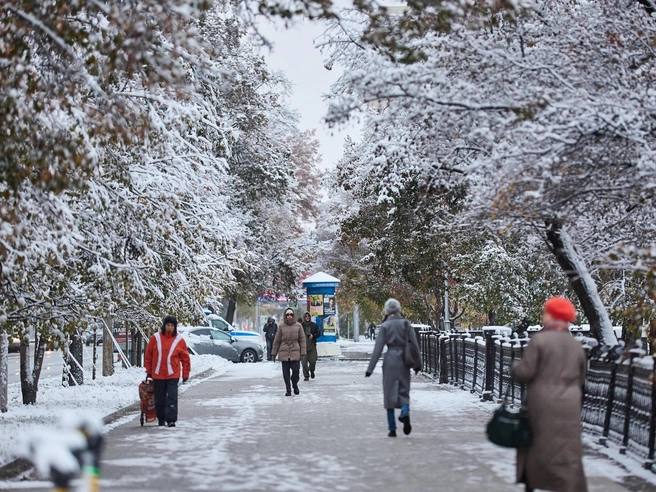 Пешеходы на центральных улицах передвигаются с осторожностью. | Источник: Александр Ощепков / NGS.RU