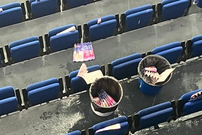 Вода капала на зрителей во время матча в Сибирь-Арене