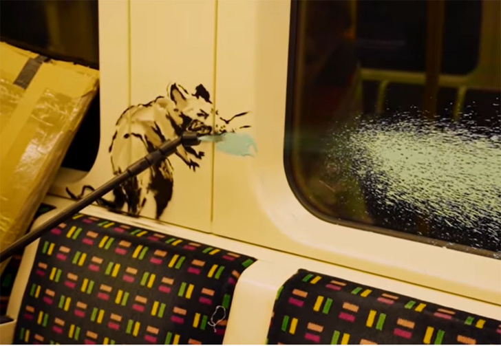Бэнкси в костюме дезинфектора пробрался в лондонское метро и разрисовал его фирменными чихающими крысами (видео)