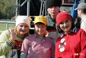 2005 год, Ирина с участниками команды КВН «Парма»&nbsp;— Светланой Пермяковой, Николаем Наумовым и Жанной Кадниковой. Сейчас первые двое&nbsp;— известные актеры, а Жанна&nbsp;— состоявшийся режиссер | Источник: Ирина Тропина