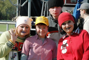 2005 год, Ирина с участками команды КВН «Парма»&nbsp;— Светланой Пермяковой, Николаем Наумовым и Жанной Кадниковой. Сейчас первые двое&nbsp;— известные актеры, а Жанна&nbsp;— состоявшийся режиссер | Источник: предоставлено Ириной Тропиной 