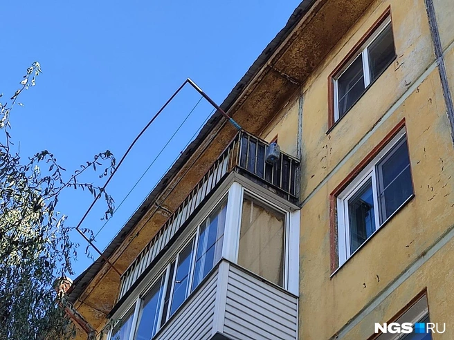 Лично пообщаться с шумными соседями журналисту на месте не удалось: на стук дверь никто не открыл | Источник: Илья Калинин / NGS.RU