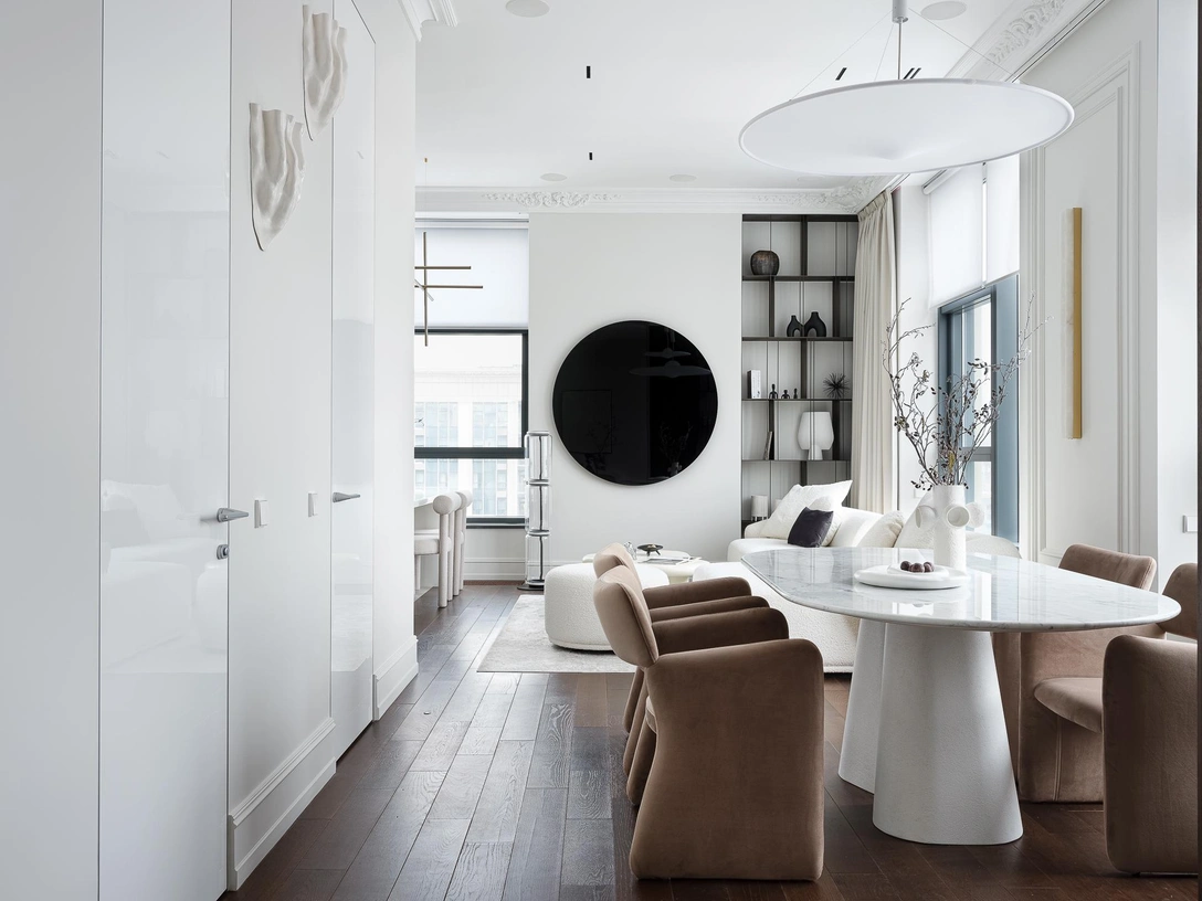 Гостиная-столовая. Краска на стенах, Mons.Гипсовая лепнина, «Дикарт». Межкомнатные двери, Sofia. Бра из керамики, Levadnaja Decor. Подвесные светильники, Axolight. Обеденный стол выполнен на заказ. Керамика, Ceramum, 101 Copenhagen и Moustache. | Источник: Евгений Гнесин стиль: Ирина Бебешина