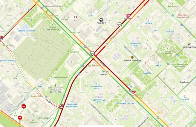 Бордовым цветом обозначен поток автомобилей, которые не могут проехать перекресток  | Источник: 2gis.ru