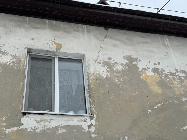На фотографии видны трещины, о которых сообщают жители. | Источник: Илья Чикотин / 72.RU