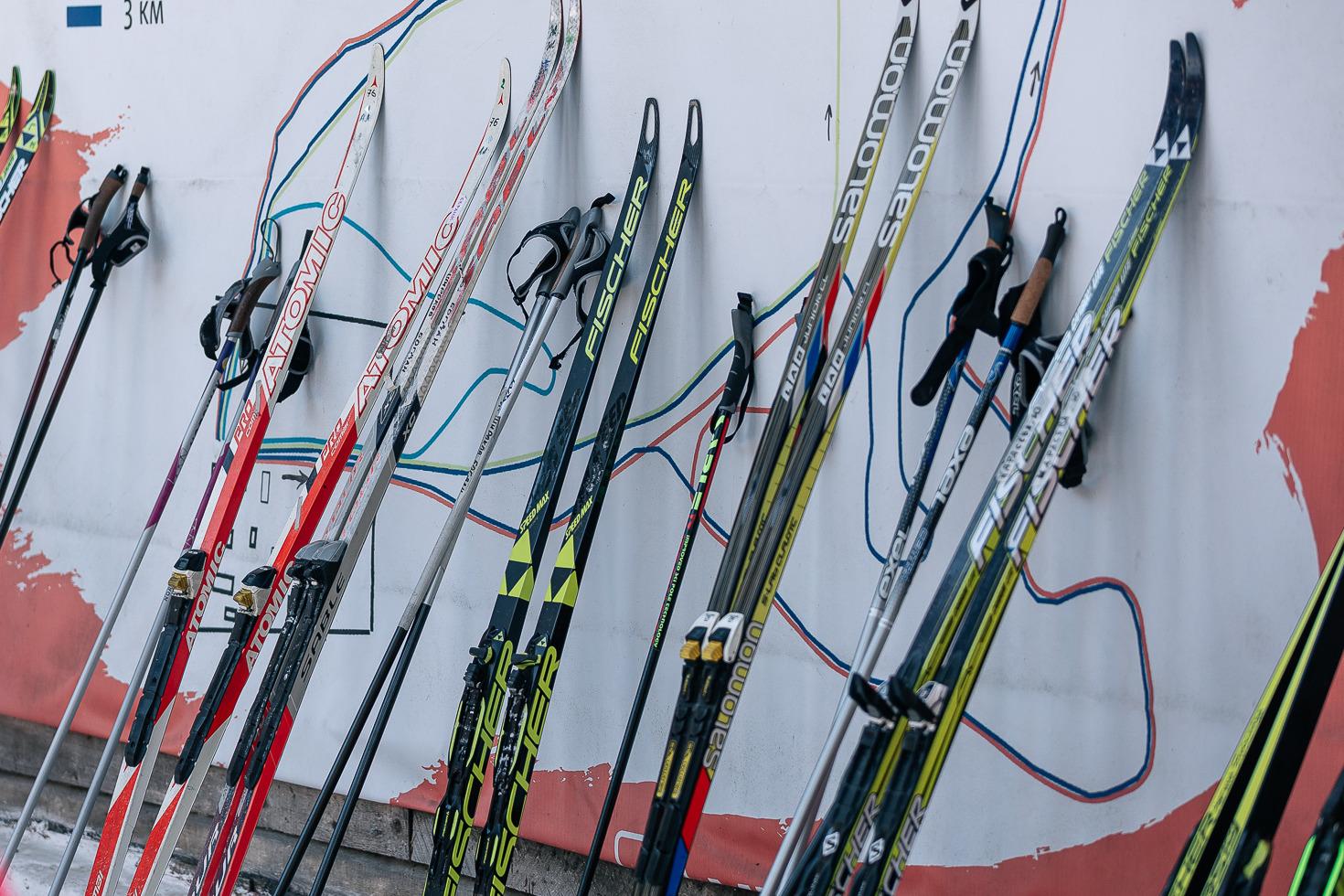 Труба для лыжников. Эльбрус 6 января лыжник. Лыжные из новергия.