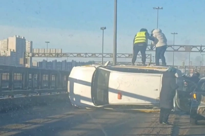 ДТП на КАД у Пулково перекрыло две полосы, такси на боку