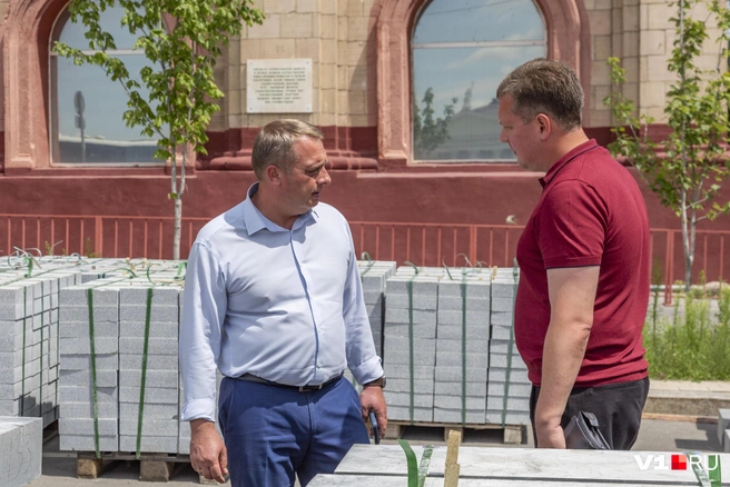 Рядом с грузовиком гендиректор МБУ «Северное» Павел Целковский тщательно осматривает штабеля с плиткой для площади Павших борцов | Источник: Константин Завриков / V1.RU