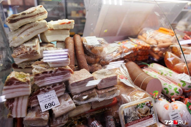 В витрине чего только нет. Продавец предлагает кусочек чего-нибудь на пробу | Источник: Ирина Шарова / 72.RU 