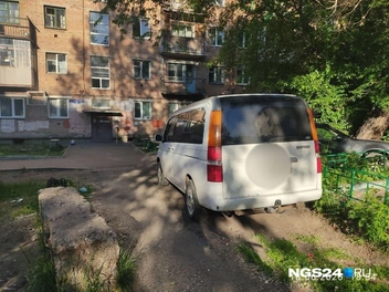 Еще парочку букетов автохамов нашли в Октябрьском и Советском районах | Источник: читатель NGS24.RU