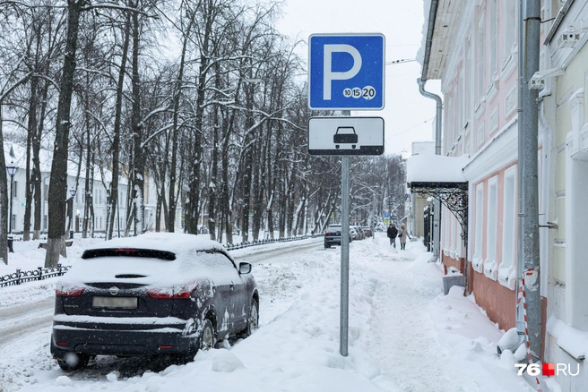 Очищенные «карманы» сразу занимают автовладельцы | Источник: Артем Бауман / 76.RU