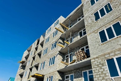 Застройщик в Якутии не может достроить дом для переселенцев в Амге