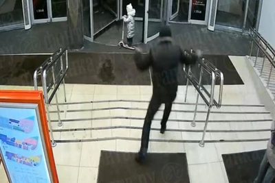 Грабитель сбежал с украшениями из магазина на Пражской