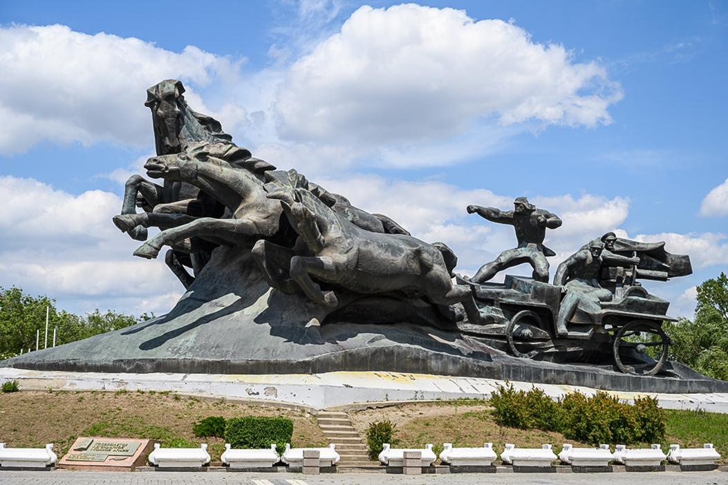 Тачанка ростовчанка. Тачанка памятник в Ростове. Тачанка ростовчанка памятник. Тачанка скульптура Ростов. Памятник ростовчанка Ростов на Дону.