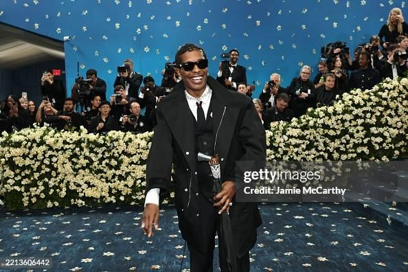 A$AP Rocky в костюме и парке от своего креативного агентства AWGE | Источник: Jamie McCarthy / Getty Images