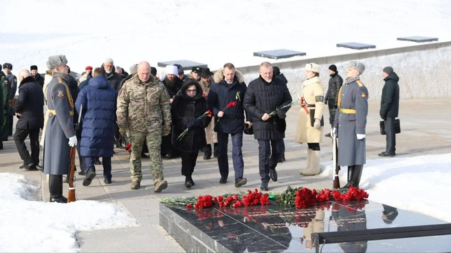 Алексей Волоцков вместе с коллегами возложил цветы к могилам воинов, похороненных на Мамаевом кургане | Источник: Алексей Волоцков / T.me