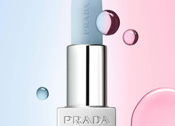 Бальзам для губ голубого цвета? С Prada Beauty возможно все