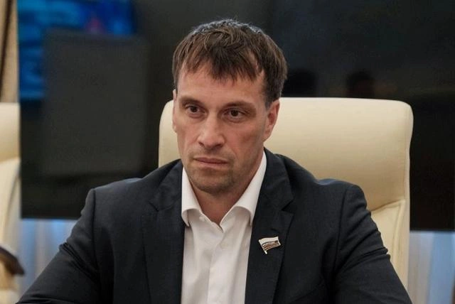 После окончания школы проходил военную службу в Президентском полку, работал в Главном управлении охраны РФ | Источник: Эдуард Исаков / Vk.com