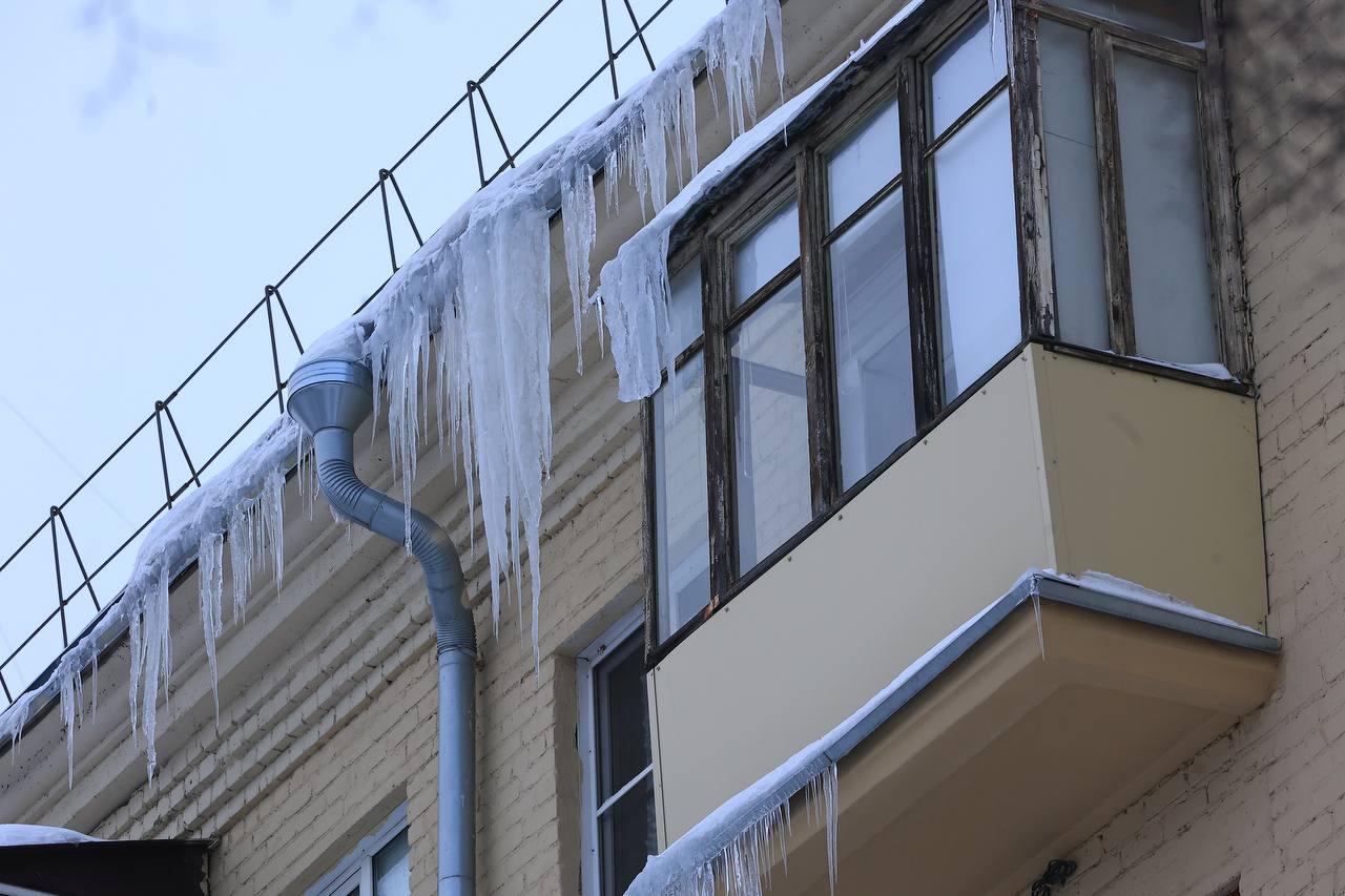 Снег и сосульки с крыш не убирают в Челябинске, глава города потребовала  наказать управляющие компании - 1 марта 2024 - 74.ру