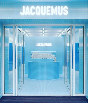 Голубой бутик молодежного бренда Jacquemus в Лондоне