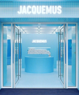 Голубой бутик молодежного бренда Jacquemus в Лондоне