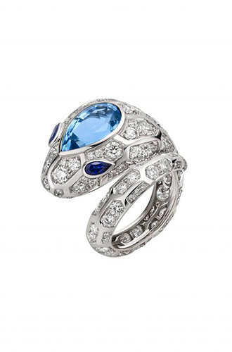 Кольцо из коллекции Serpenti: белое золото. крупный грушевидный аквмарин, два небольших грушевидных сапфира и бриллиантовое паве.