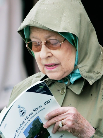 Ее Величество в помолвочном и обручальном кольцах на конном шоу в Виндзоре, 11 мая 2007