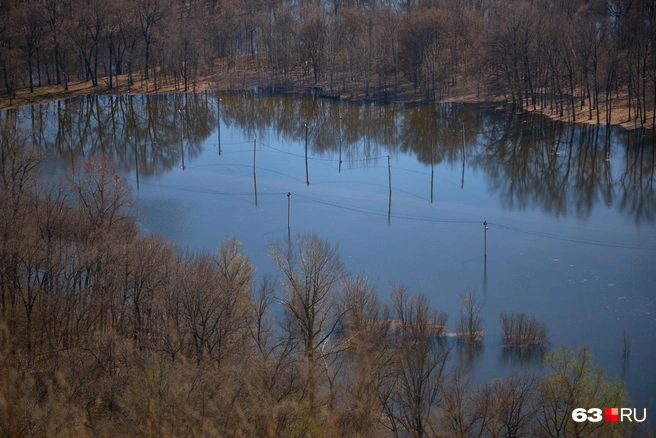 Скоро вода уйдет, и здесь снова появится суша | Источник: Роман Данилкин / 63.RU