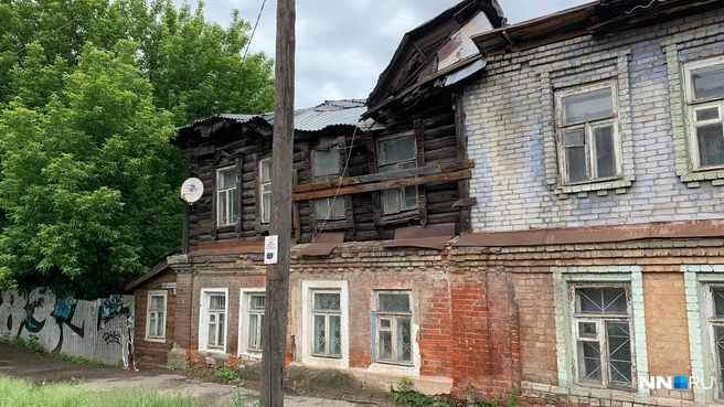 В полуразрушенном здании до сих пор живут люди | Источник: Кристина Калинина / NN.RU