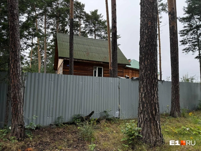 Дом, где жили супруги с сыновьями | Источник: читатель E1.RU