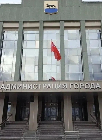 На здании появилось Знамя Победы | Источник: администрация Сургута