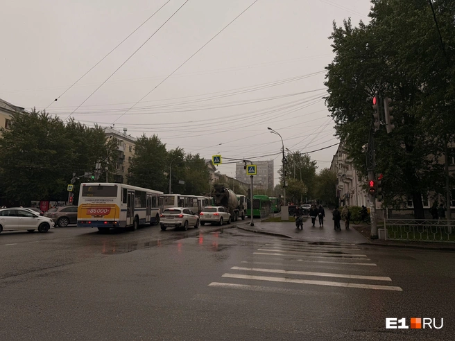 Пробки на Малышева начинаются задолго до начала моста | Источник: Полина Краснопевцева / E1.RU
