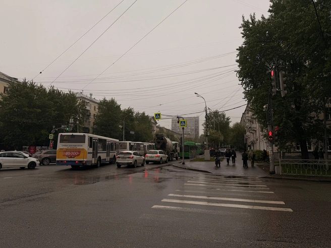 Из-за соседства с ЖБИ во Втузгородке тоже постоянно пробки | Источник: Полина Краснопевцева / E1.RU