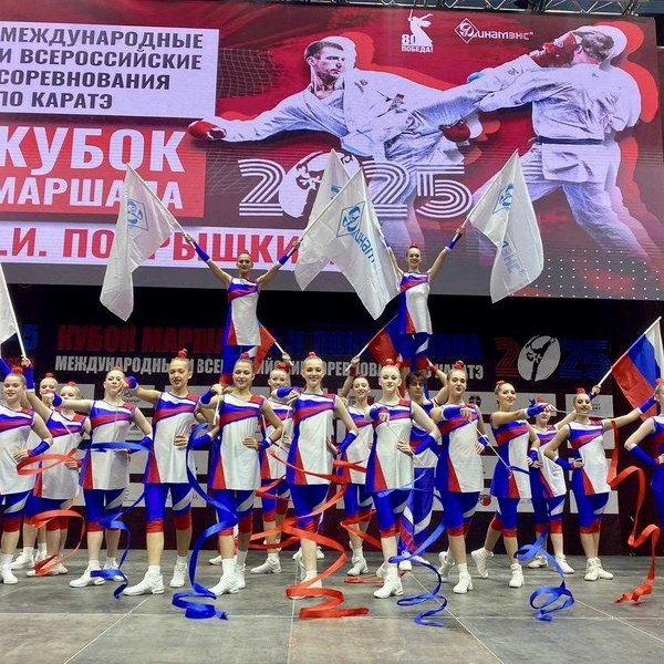 На сцене ученики школы каждый раз показывают настоящее шоу | Источник: Студия «Драйв»
