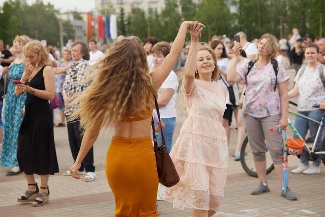 Сургутян приглашают потанцевать на площади | Источник: Сургутская филармония