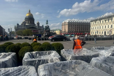 На Исаакиевской площади начали устанавливать сад-трансформер
