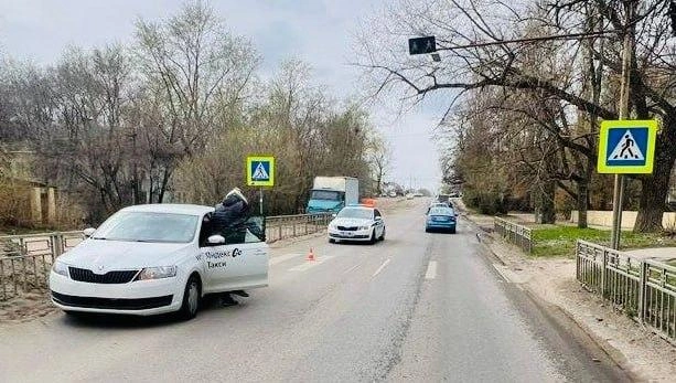 Девочка переходила дорогу по пешеходному переходу | Источник: МВД России по Воронежской области / T.me