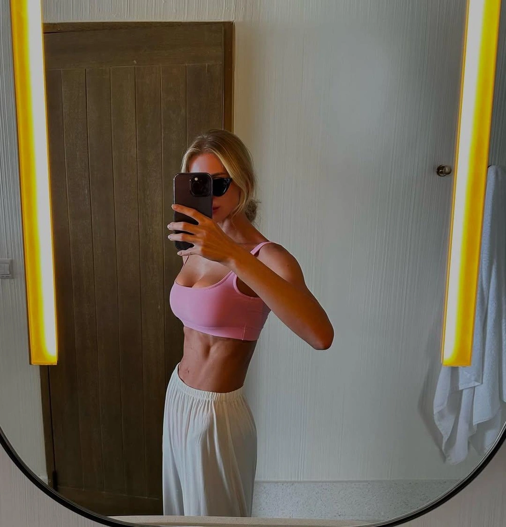 Бывших спортсменов не бывает, посмотрите, какая фигура | Источник: anastasia_golysheva_ / Instagram.com*