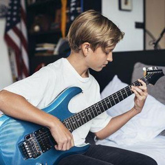 «Родители помешаны на оценках и выбросили мою гитару»