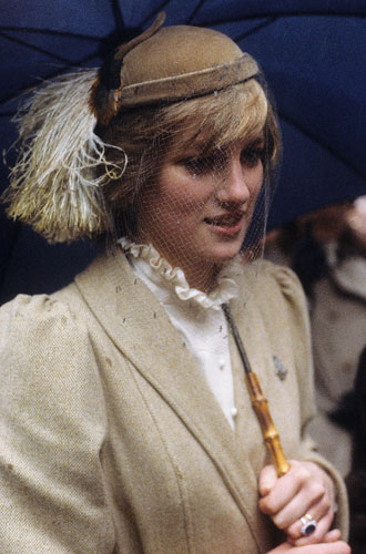 1982Леди Ди в Кармартене в бежевом пальто Caroline Charles и шляпке с вуалью John Boyd.